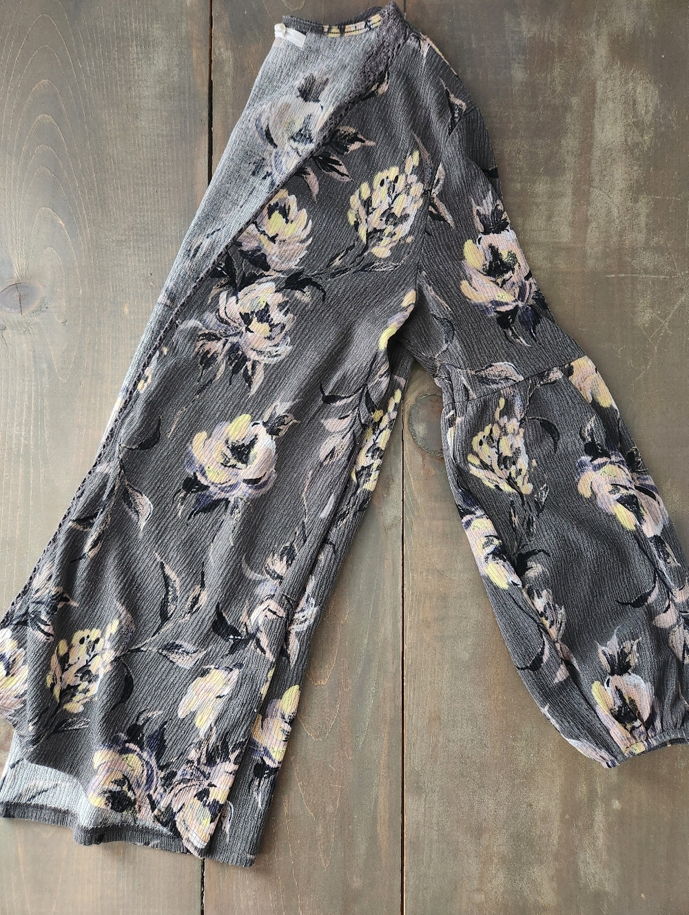 Maurices Gray Floral Crochet Trim Kimono - Size Small - Picture 14 of 16